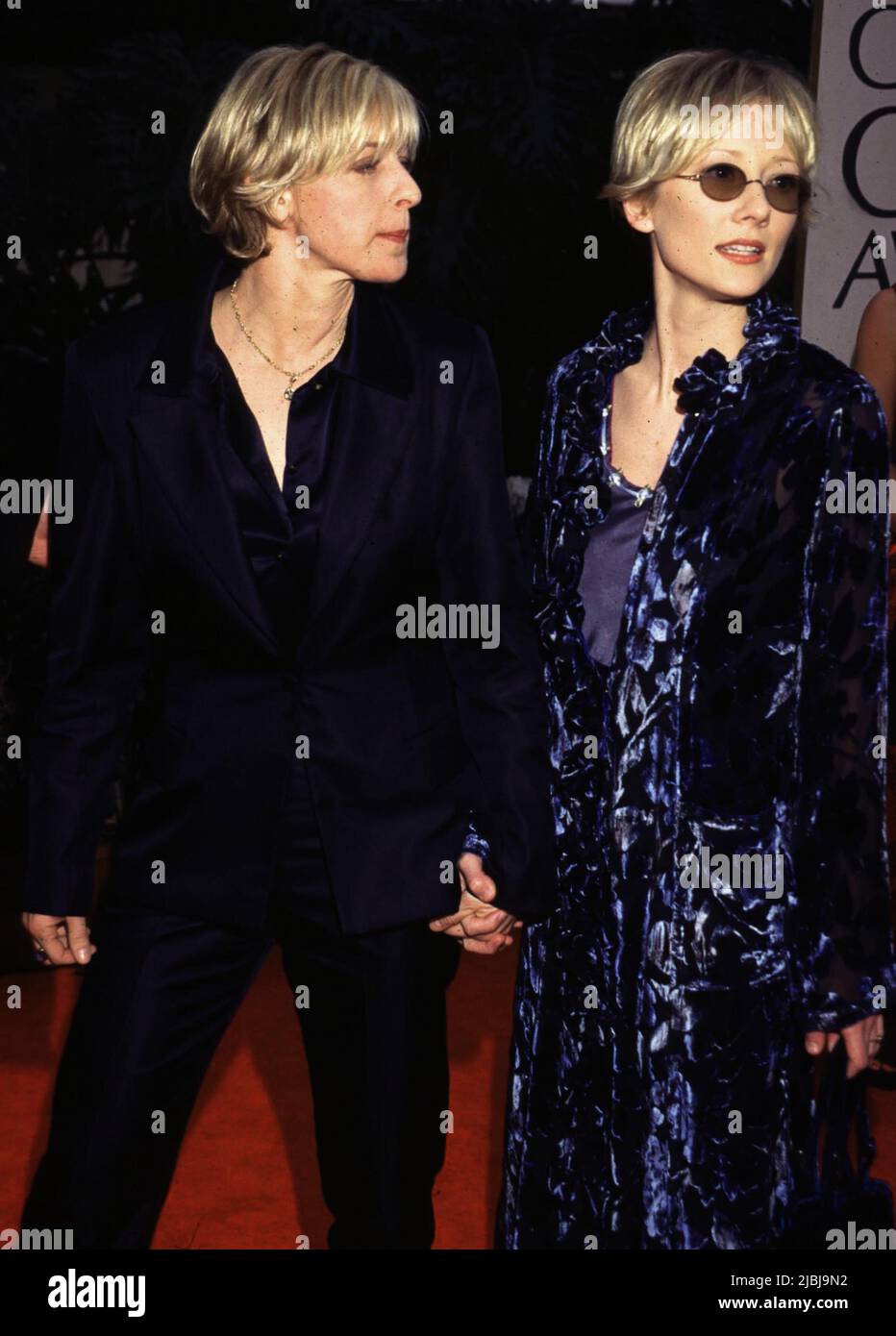 Ellen Degeneres et Anne Heche arrivent aux Golden Globe Awards en 1998 crédit : Ron Wolfson / MediaPunch Banque D'Images