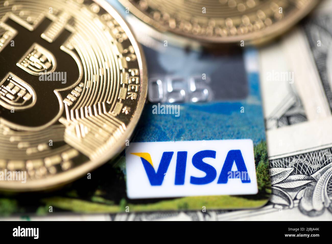 Bolzano, Italie - 10 avril 2021 : bitcoin sur carte de débit Visa et  billets d'un dollar. L'argent numérique avec de l'argent plastique. Les  billets comme arrière-plan. Crédit Photo Stock - Alamy