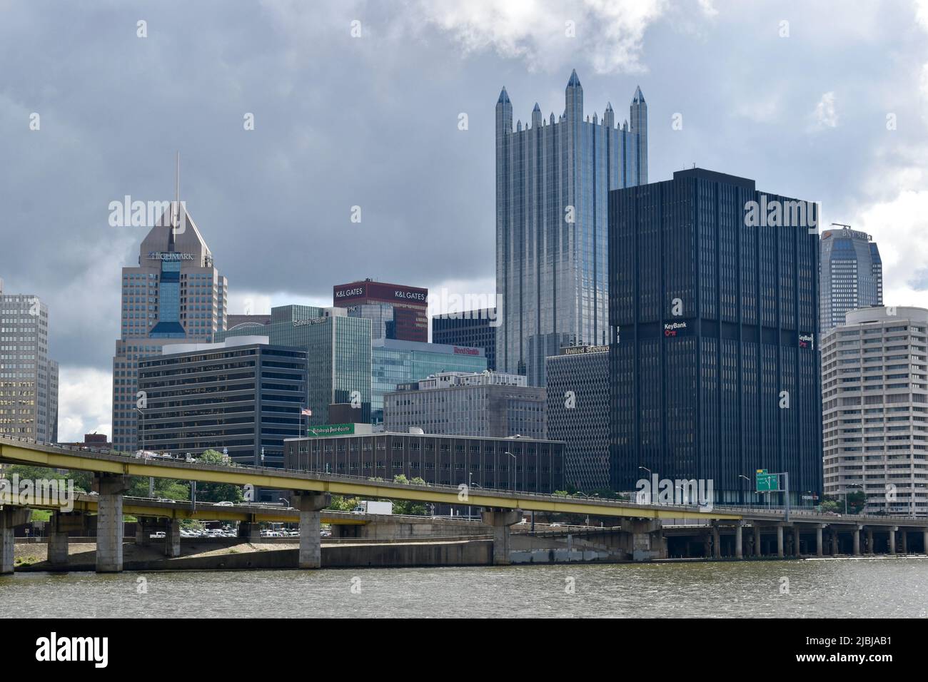 Les gratte-ciel de Pittsburgh vus du quartier Southside Flats Banque D'Images