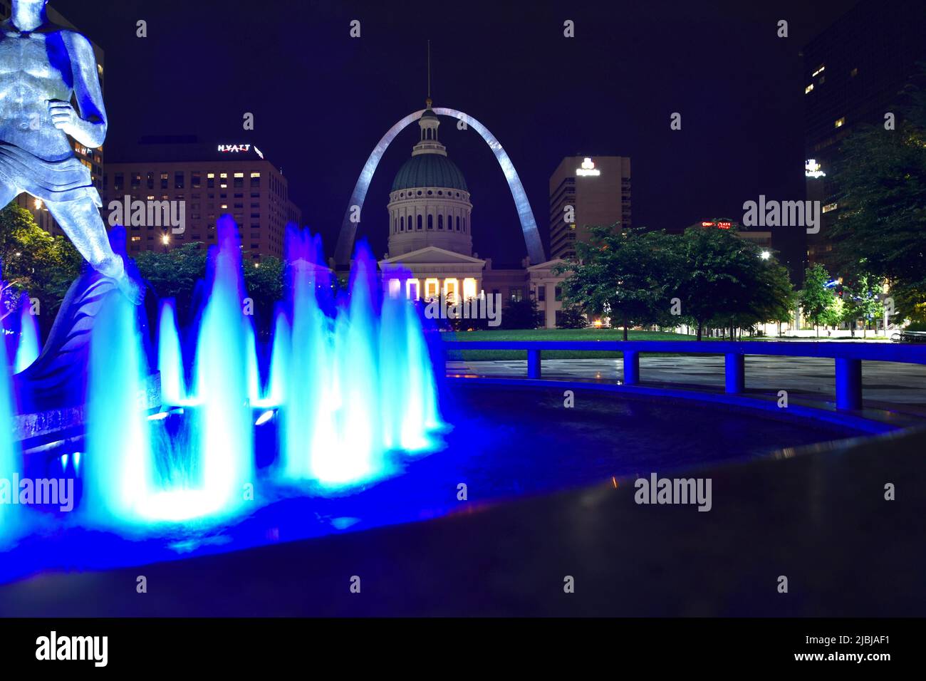 Centre-ville Louis avec la célèbre Gateway Arch le long du fleuve Mississippi Banque D'Images
