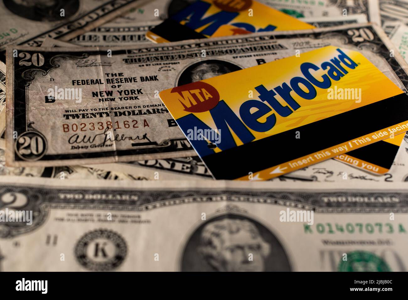 Manhattan, New York/Etats-Unis - 26 mars. 2021: Billet de deux dollars avec carte Metro en arrière-plan. Billet de métro MTA en plus de l'argent liquide étalé. Banque D'Images