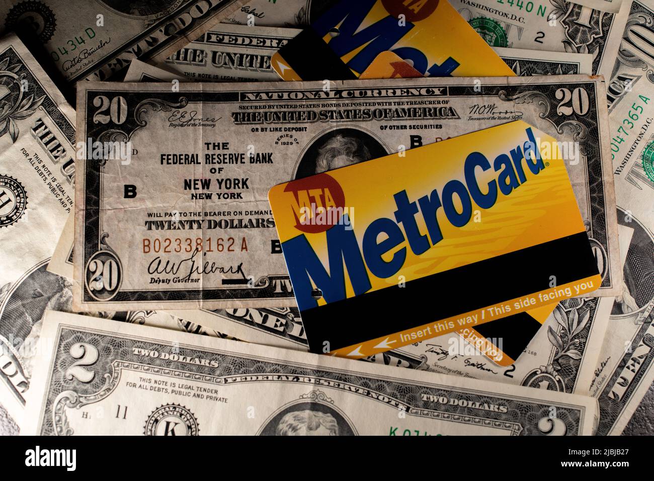 Manhattan, New York/Etats-Unis - 26 mars. 2021: Metro Card sur les billets en dollars. Prix du billet de métro à New York. Concept d'achat de billets MTA Banque D'Images