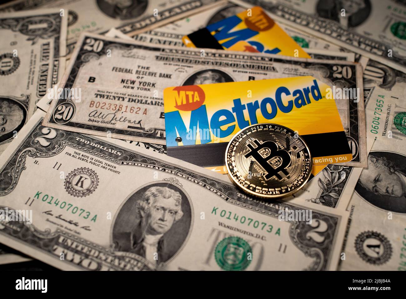 Manhattan, New York/Etats-Unis - 26 mars. 2021: MetroCard sur les billets en dollars. Bitcoin sur une carte MTA Metro. Achat de billets de métro et de bus avec Banque D'Images