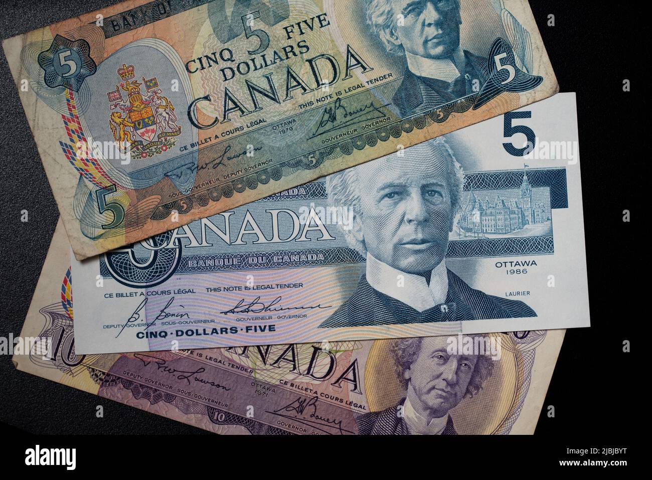 Toronto, Canada - 30 octobre. 2021: Vue avant de différents billets en dollars canadiens. Différents modèles de billets canadiens Banque D'Images