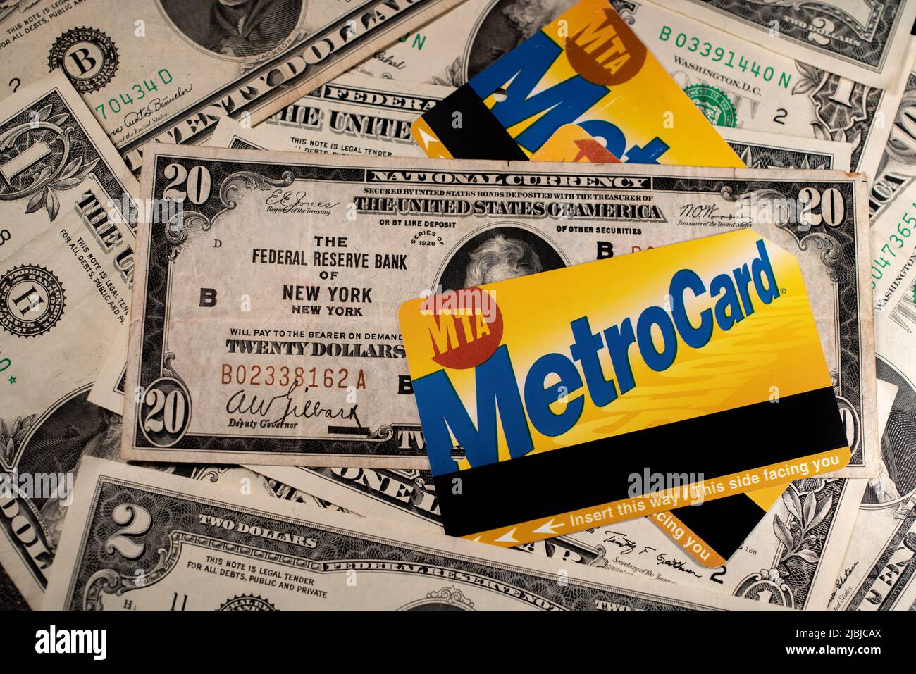 Manhattan, New York/Etats-Unis - 26 mars. 2021: Metro Card sur les billets en dollars. Prix du billet de métro à New York. Concept d'achat de billets MTA Banque D'Images