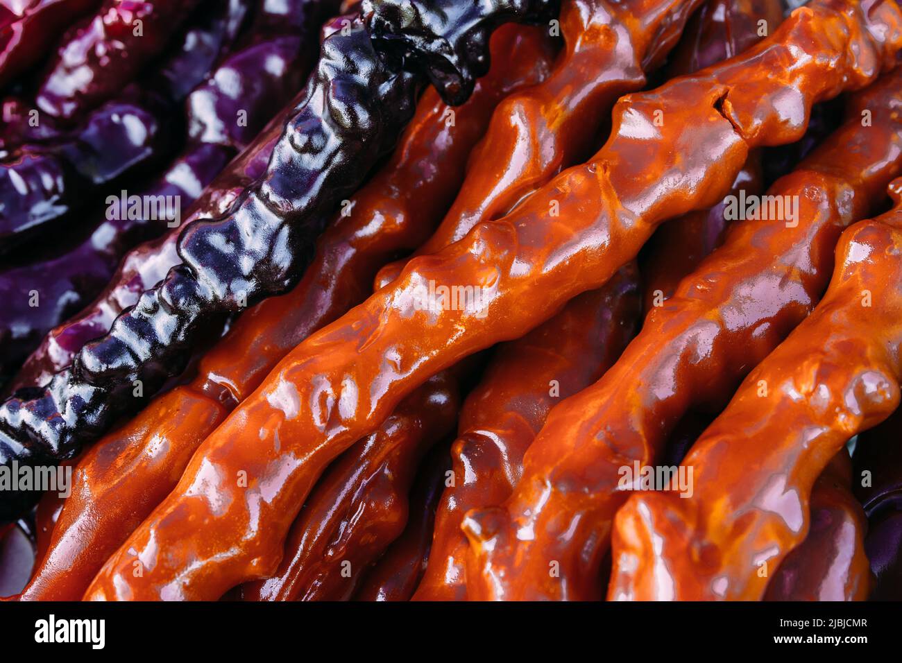 Beaucoup de chourchkhela doux sur le comptoir du marché. Banque D'Images