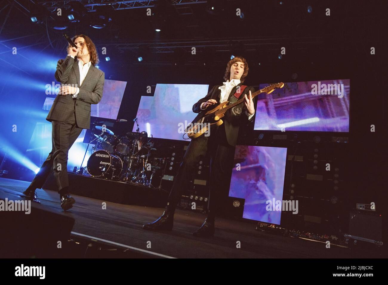 Damiano David et Thomas Raggi se font sur scène avec leur groupe Maneskin à Atlantico à Rome. Banque D'Images