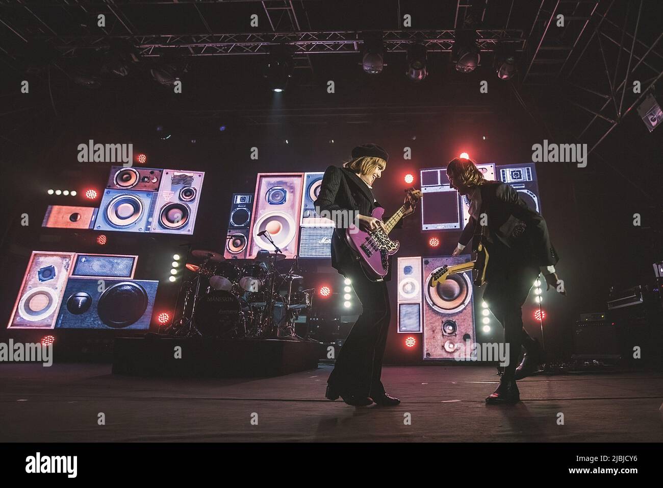 Victoria de Angelis et Thomas Raggi se font sur scène avec leur groupe Maneskin à Atlantico à Rome. Banque D'Images