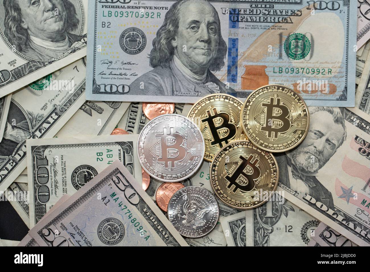 Bitcoin à côté des pièces de monnaie et des billets en dollars. Crypto-monnaie numérique avec espèces en USD. Échange du dollar avec des monnaies crypto sur la chaîne de blocs technolog Banque D'Images