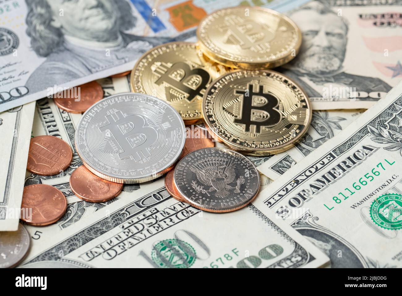 Bitcoin à côté des pièces de monnaie et des billets en dollars. Crypto-monnaie numérique avec espèces en USD. Échange du dollar avec des monnaies crypto sur la chaîne de blocs technolog Banque D'Images