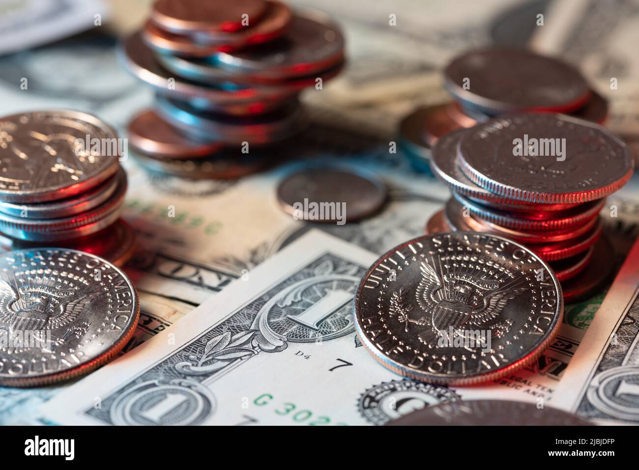 Pièces en dollars sur les billets en dollars américains. Symbole pièces de monnaie empilées pour la prospérité. Pièces de la moitié du dollar à l'avant. Banque D'Images