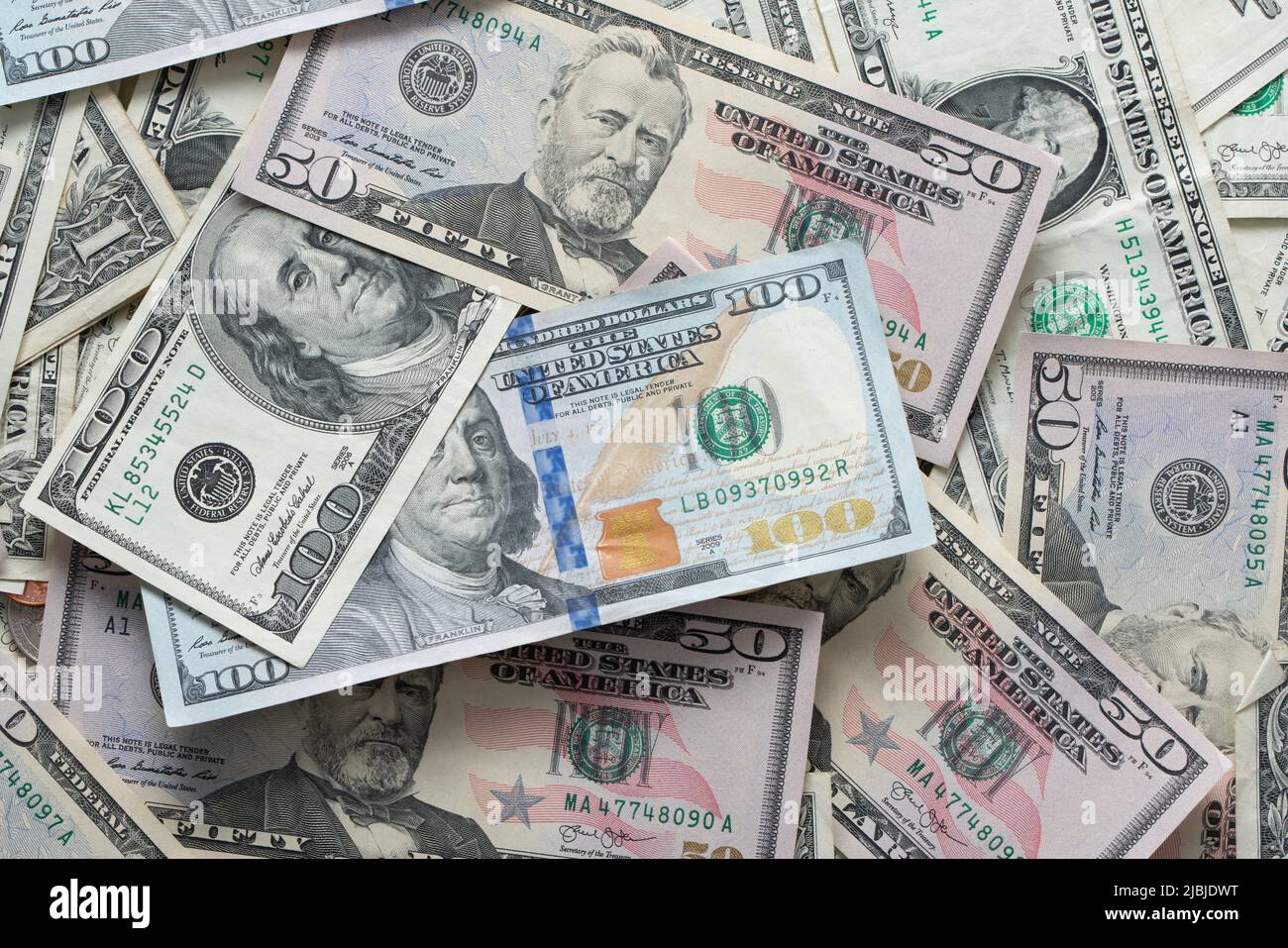 Les billets en dollars se sont répartis. Un dollar à cent billets de banque. Contexte des billets en dollars américains. Billets de 100 et cinquante dollars en espèces Banque D'Images