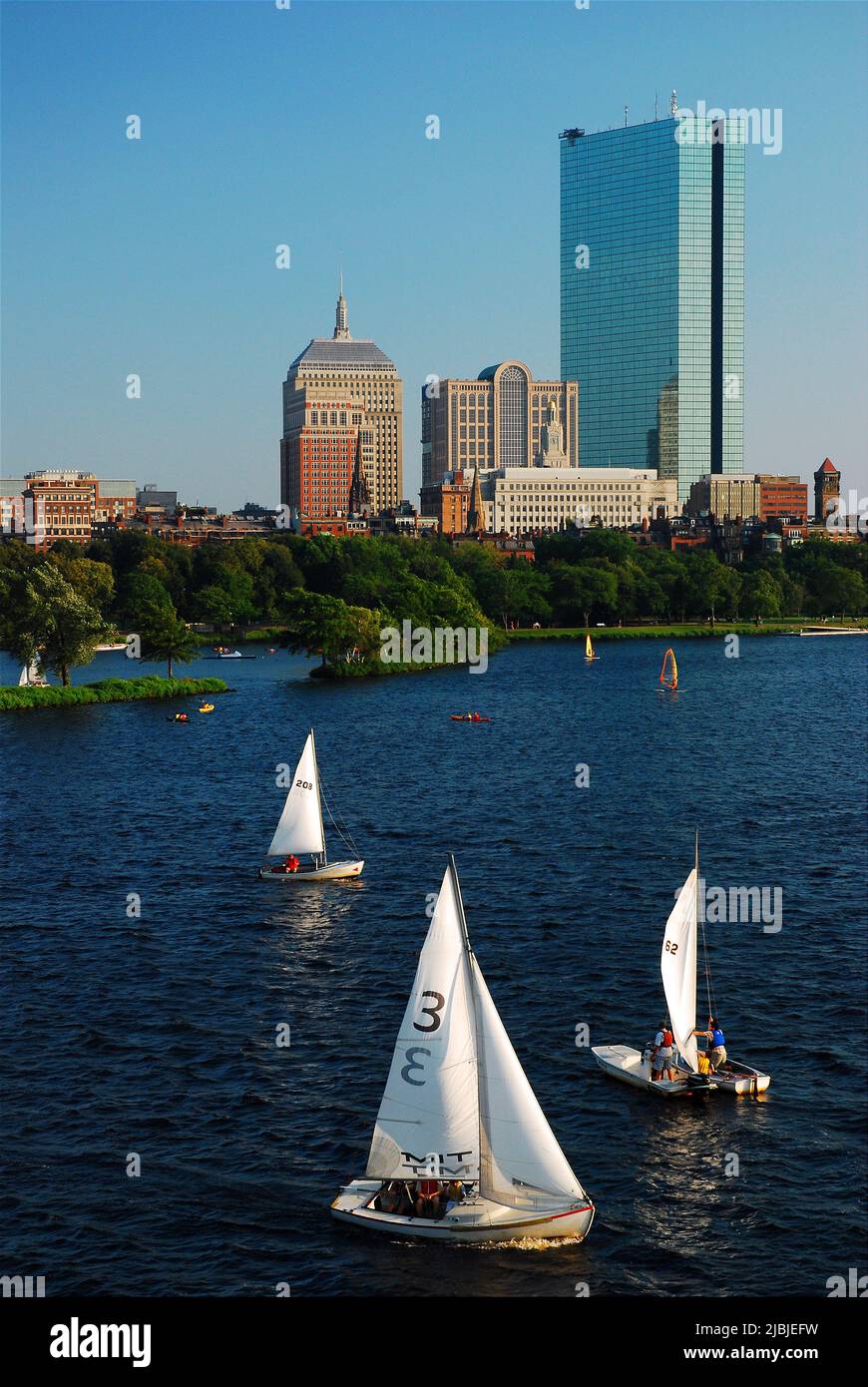 Les clients apprécient un après-midi d'été en naviguant sur la rivière Charles, à proximité des gratte-ciel de Boston Banque D'Images