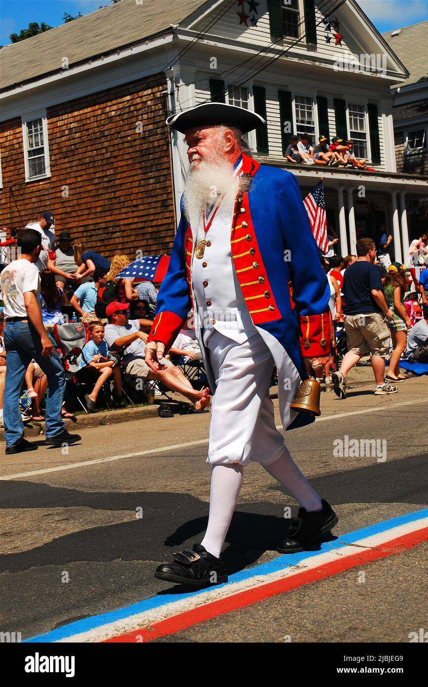 Un homme âgé vêtu d'un soldat américain colonial marche dans la parade de l'indépendance le 4 juillet à Bristol Rhode Island Banque D'Images