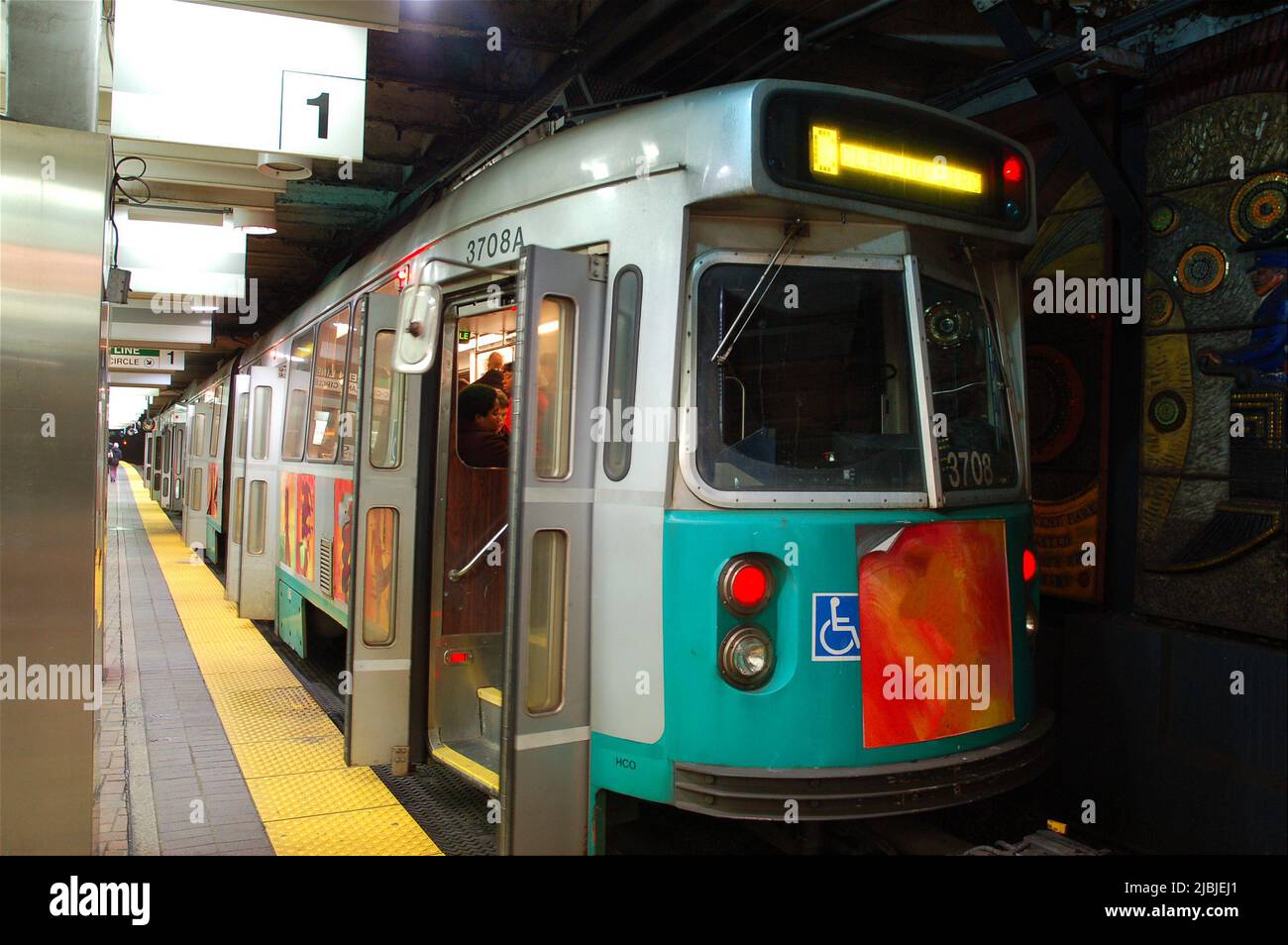 Un train Green Line dans le métro de Boston se prépare à partir de la gare alors que le dernier passager monte à bord Banque D'Images