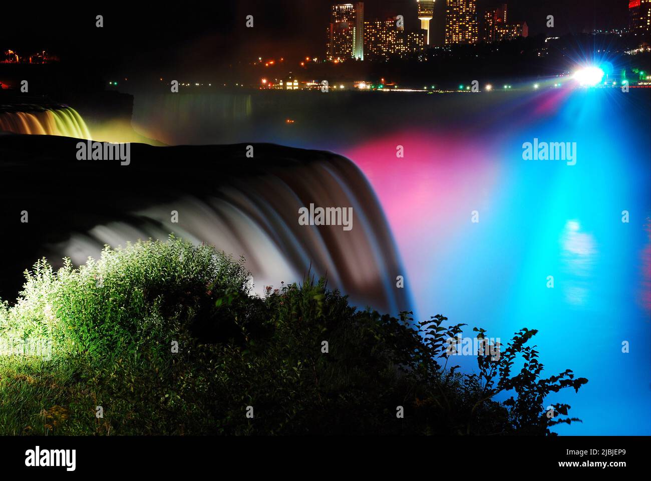 La nuit, les chutes du Niagara sont éclairées dans un éclairage coloré spécial Banque D'Images