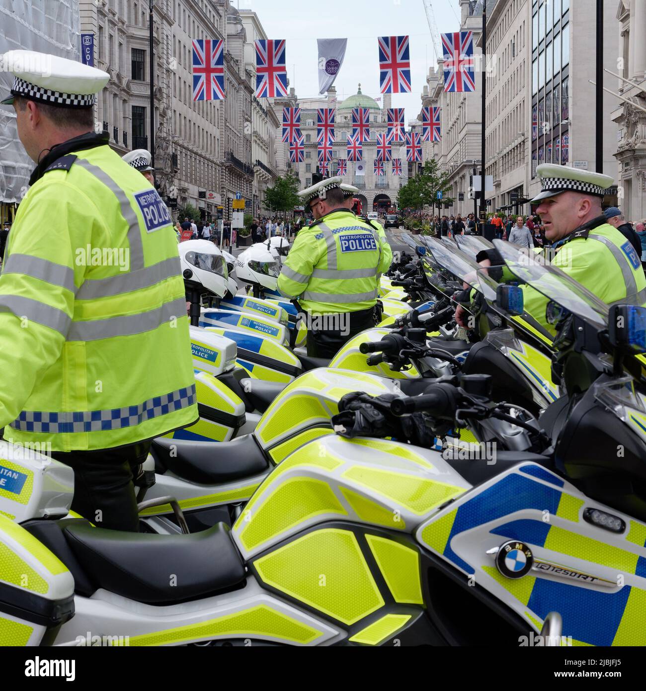 Londres, Grand Londres, Angleterre, 04 juin 2022 : police avec motos à Waterloo place, drapeaux de l'Union Jack volent pendant les célébrations du Jubilé. Banque D'Images