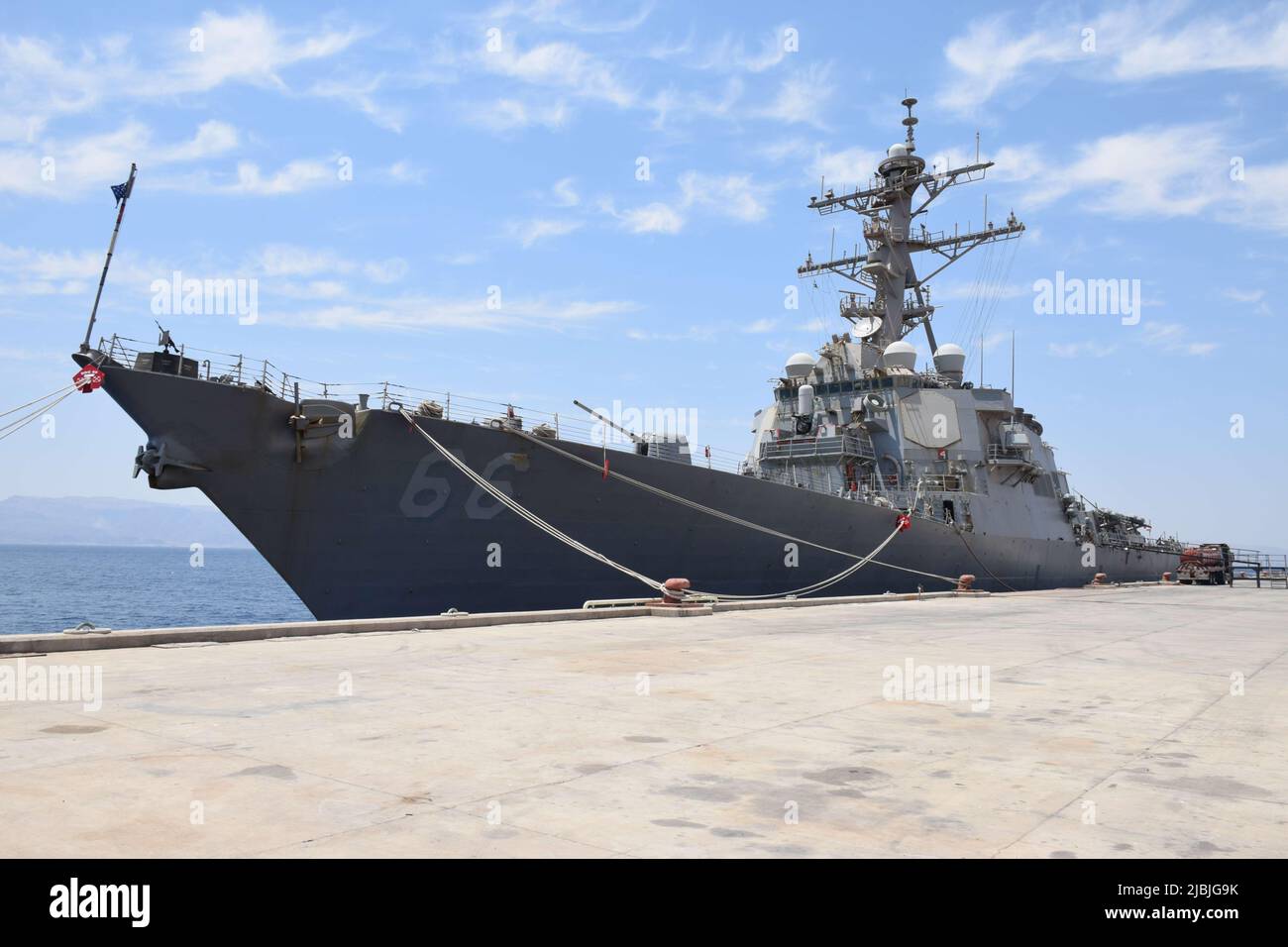 220604-N-PS730-1091 AQABA, JORDANIE (4 juin 2022) le destroyer à missiles guidés USS Gonzalez (DDG 66) pierside à Aqaba, Jordanie 4 juin. Gonzalez est déployé dans la zone d'opérations de la flotte américaine 5th afin de soutenir les opérations navales afin d'assurer la stabilité et la sécurité maritimes dans la région du Moyen-Orient. (É.-U. Photo de la marine par le lieutenant Taylor Segars) Banque D'Images