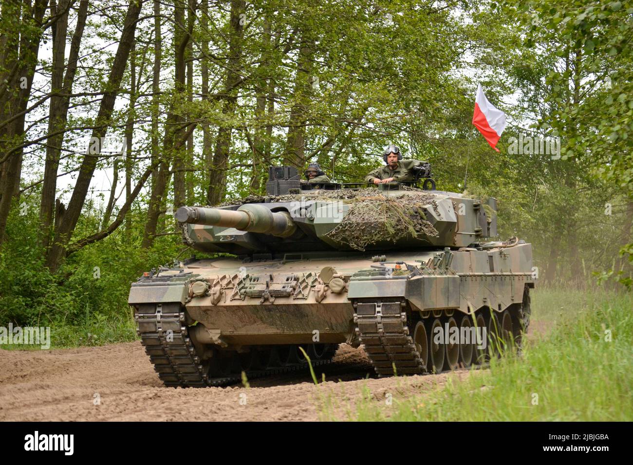 Un char Leopard de l'armée polonaise retourne dans la zone d'assemblage tactique pour préparer un exercice de situation multinational Defender Europe à Drawsko Pomorskie, Pologne, 25 mai 2022. Defender Europe 22 est une série d'exercices de formation multinationaux de l'armée américaine en Europe et en Afrique qui ont lieu en Europe de l'est. Cet exercice démontre la capacité de l’armée américaine en Europe et en Afrique à mener des opérations de combat au sol à grande échelle sur plusieurs théâtres pour soutenir l’OTAN. (É.-U. Photo de l'armée par le capitaine Tobias Cukale) Banque D'Images