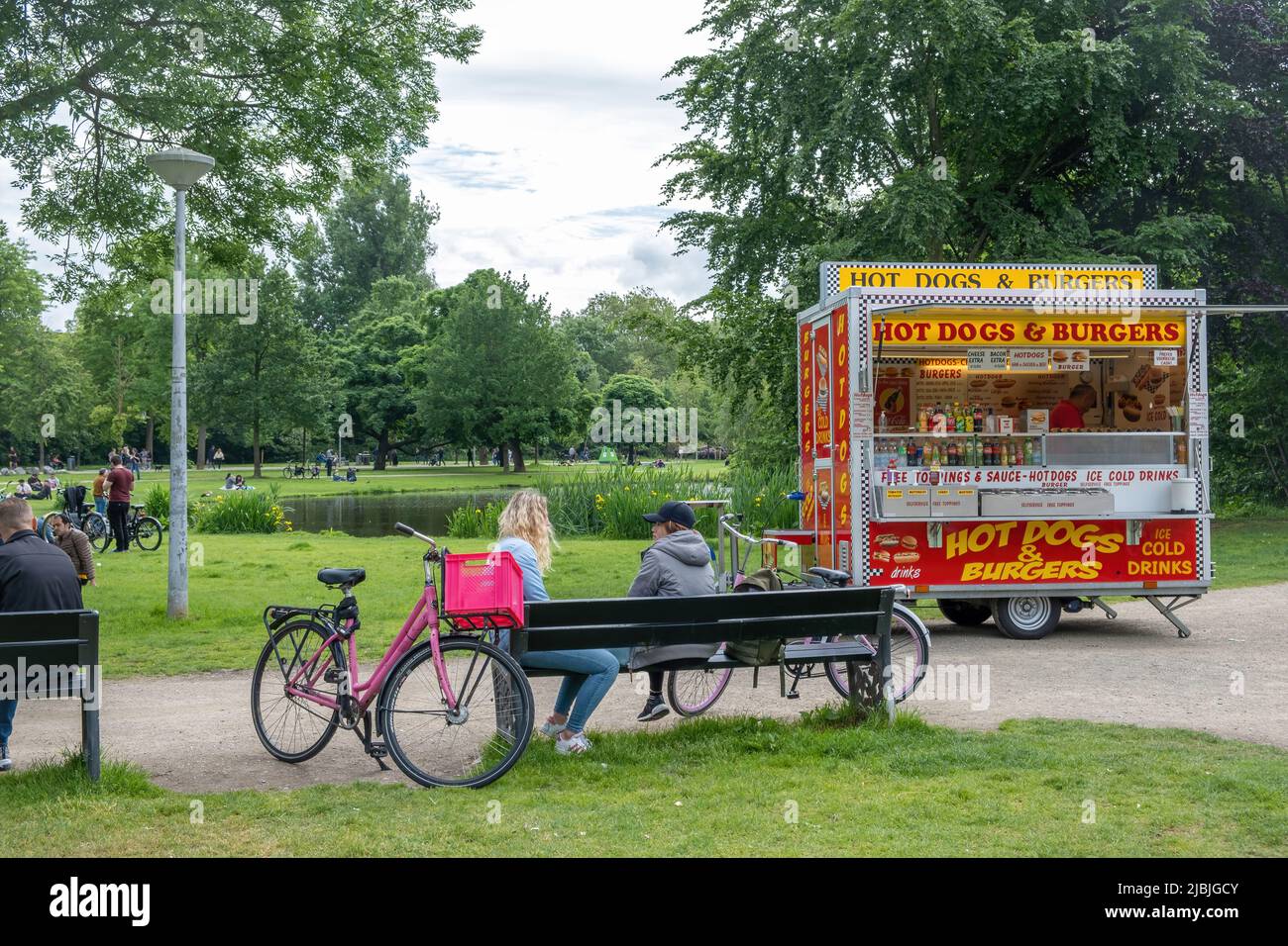 Amsterdam, pays-Bas 21 mai 2022. Restauration rapide en camion à côté du lac, cuisine de rue au parc public Holland. Cantine familiale moderne. Les gens apprécient le Banque D'Images