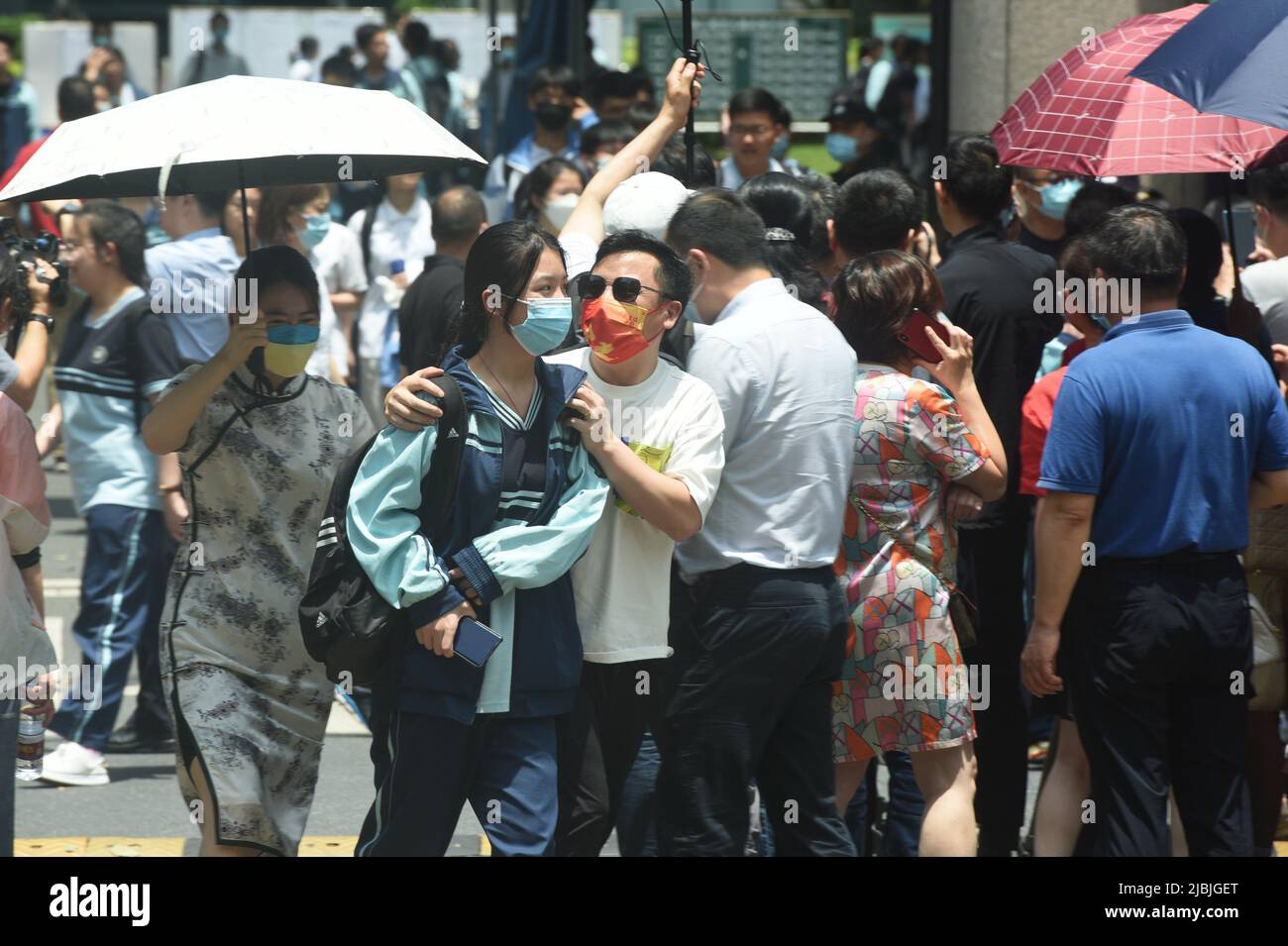 HANGZHOU, CHINE - 7 JUIN 2022 - après le premier test chinois de l'examen d'entrée à l'université de 2022, les candidats sont sortis du centre d'examen de Hang Banque D'Images