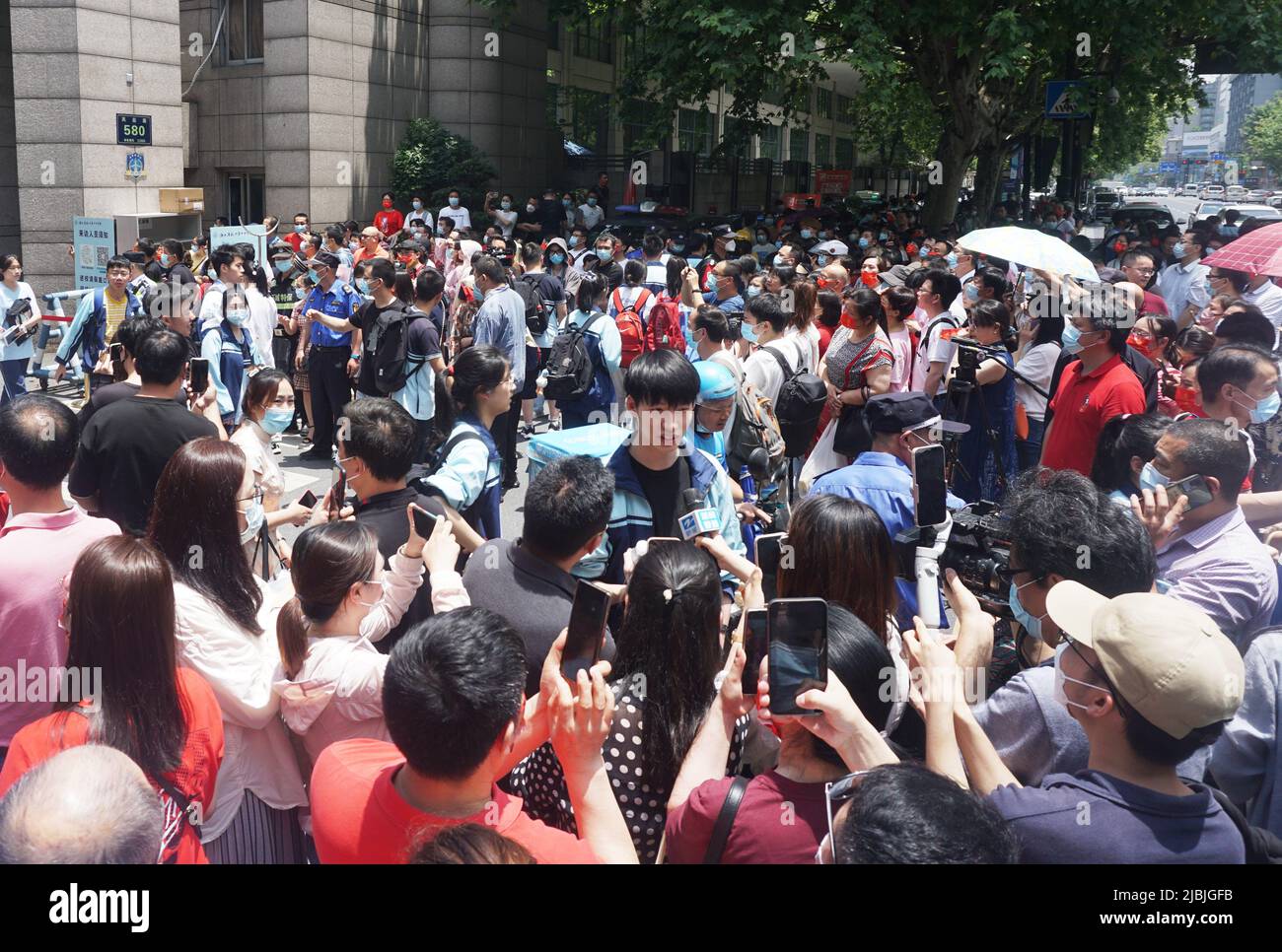 HANGZHOU, CHINE - 7 JUIN 2022 - après le premier test chinois de l'examen d'entrée à l'université de 2022, les candidats sont sortis du centre d'examen de Hang Banque D'Images