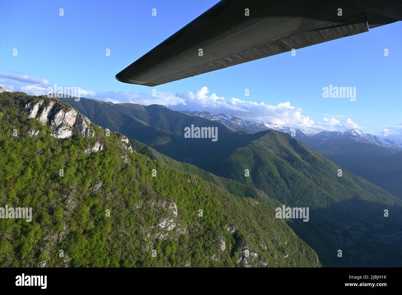 Le commandant II de la Force aérienne des États-Unis, MC-130J, affecté à l'escadre des opérations spéciales de 352d, vole à travers les montagnes des Pyrénées au cours d'un vol à bas niveau au-dessus de la France, en 8 mai 2022. L'aéronef et l'équipage ont perfectionné leurs compétences et partagé leurs connaissances au cours d'un exercice combiné, Athena, un exercice conjoint et combiné des Forces d'opérations spéciales dirigé par des Français qui valide l'éventail complet des capacités des composantes intégrées et des partenaires. (É.-U. Photo de la Force aérienne par 1st Lt. Kaitlyn Danner) Banque D'Images
