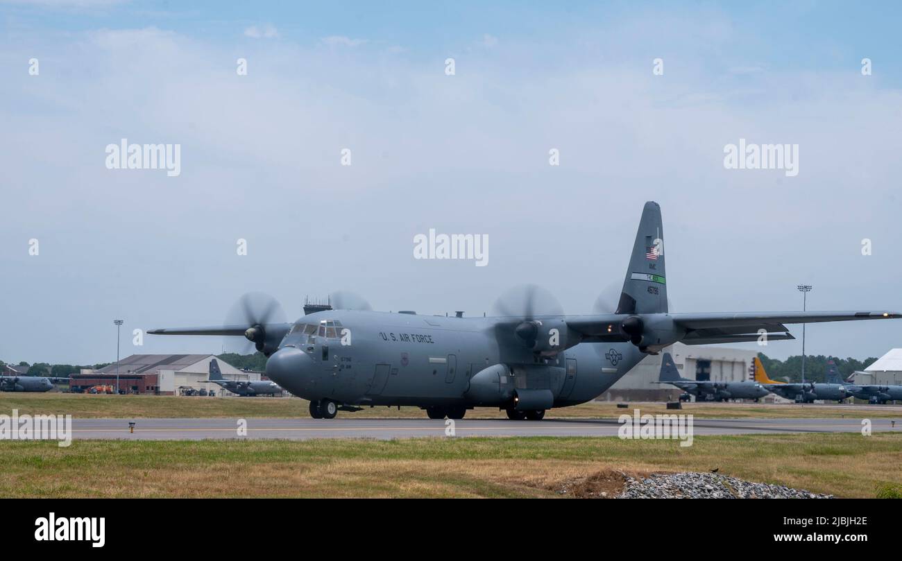 Un C-130J Super Hercules taxi sur la ligne aérienne pendant la ROCKI 22-03 à la base aérienne de Little Rock, Arkansas, 18 mai 2022. Au cours de l'exercice, les joueurs ont été chargés de déployer un élément de la Force de commandement et de contrôle dans une base opérationnelle principale de la zone de commandement Indo-Pacifique, qui a la responsabilité de commander et de contrôler les biens de la Force aérienne de mobilité, selon un scénario qui a progressé depuis l'établissement de la capacité opérationnelle initiale, à fonctionner dans un environnement de communication dégradé, pour contrer les actions de l'adversaire. (É.-U. Photo de la Force aérienne par Airman Isabell Nutt) Banque D'Images