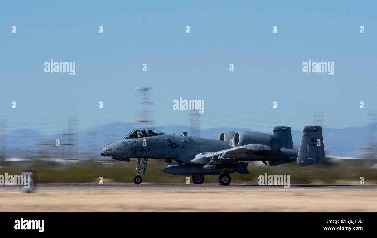 Un pilote Thunderbolt II de la US Air Force A-10 affecté au 354th Fighter Squadron prend son envol à la base aérienne de Davis-Monthan, en Arizona, le 9 février 2022. L'escadre 355th effectue régulièrement des exercices de préparation afin de maintenir sa capacité à fournir des capacités critiques de sauvetage et d'attaque. (É.-U. Photo de la Force aérienne par le sergent d'état-major. Kristine Legate) Banque D'Images