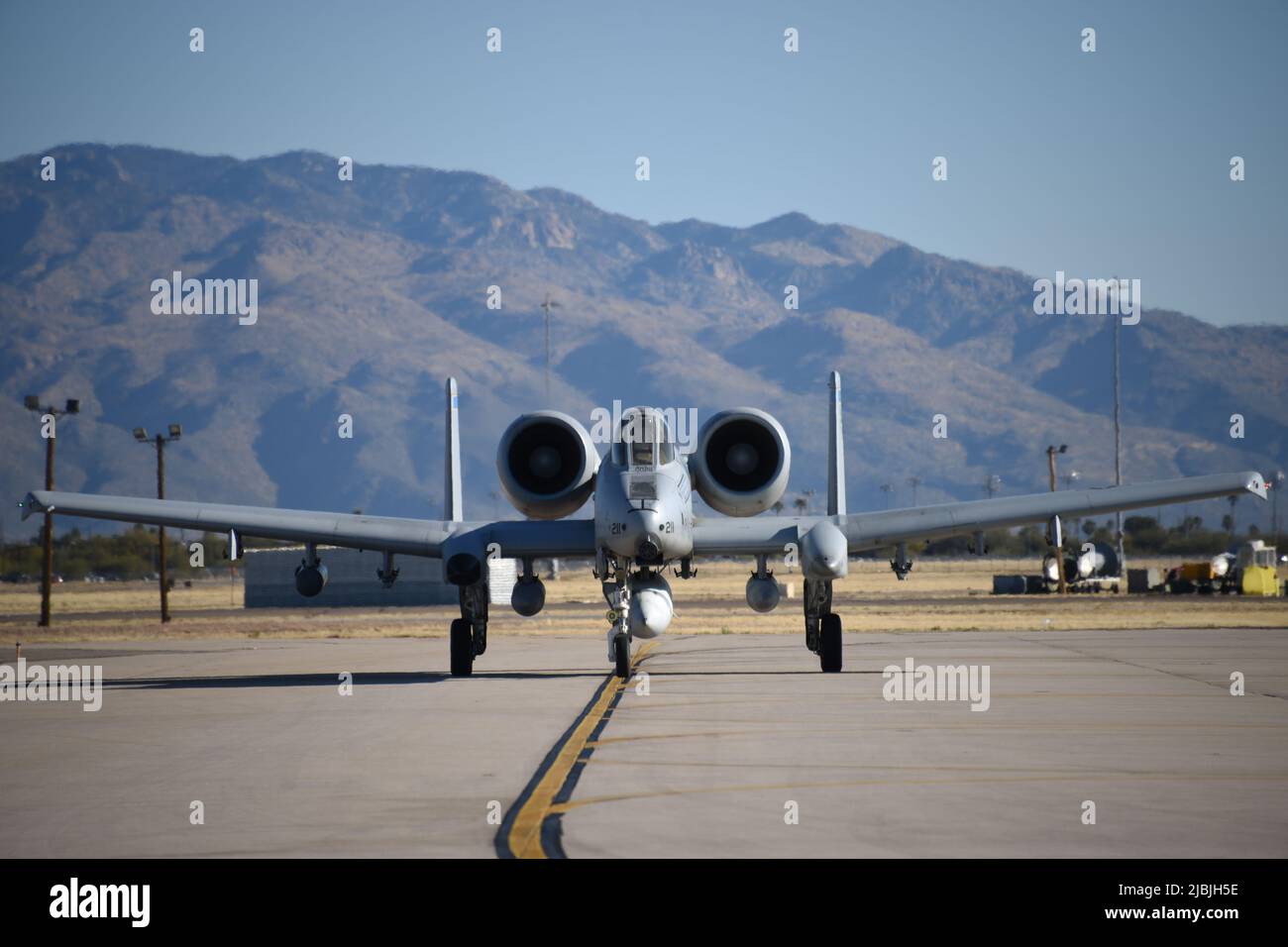 Un pilote Thunderbolt II de la US Air Force A-10 affecté au 354th Fighter Squadron des taxis à la piste de la base aérienne Davis-Monthan, Arizona, le 9 février 2022. L'escadre 355th effectue régulièrement des exercices de préparation afin de maintenir sa capacité à fournir des capacités critiques de sauvetage et d'attaque. (É.-U. Photo de la Force aérienne par Airman 1st classe Vaughn Weber) Banque D'Images