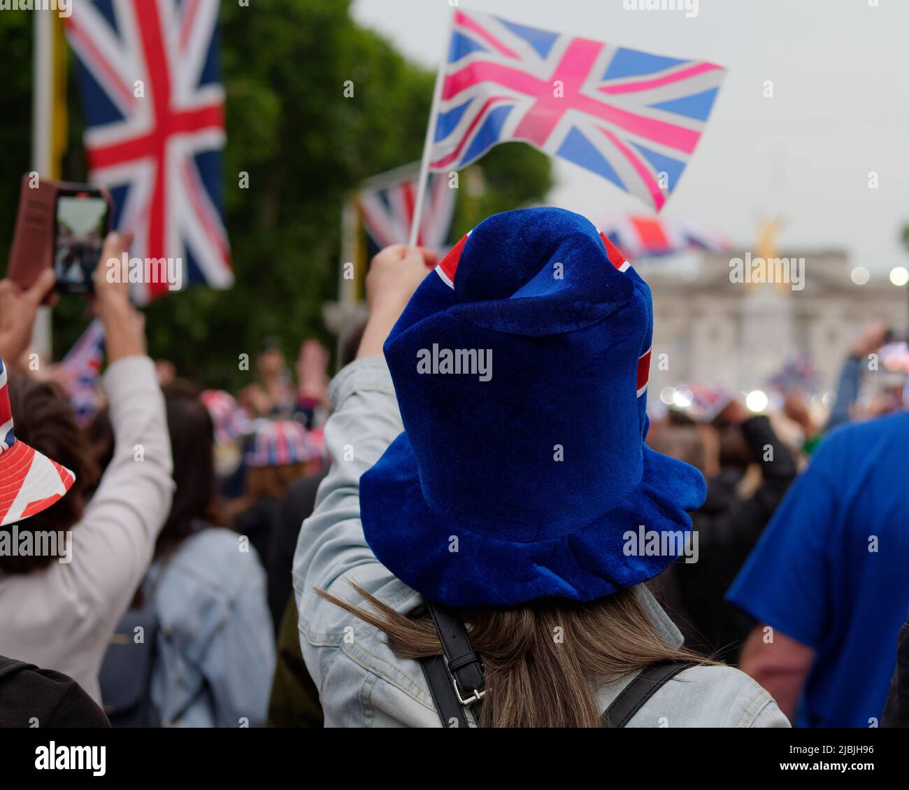Londres, Grand Londres, Angleterre, 04 juin 2022 : concert Jubilé au centre commercial. Les gens branle les drapeaux des syndicats et prennent des photos. Banque D'Images