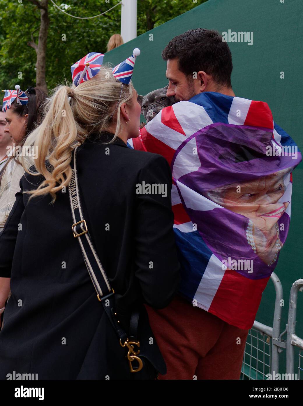 Londres, Grand Londres, Angleterre, 04 juin 2022 : concert Jubilé au centre commercial. Un chien pug adoré par ses propriétaires. L'un est drapé dans un drapeau Union Jack. Banque D'Images