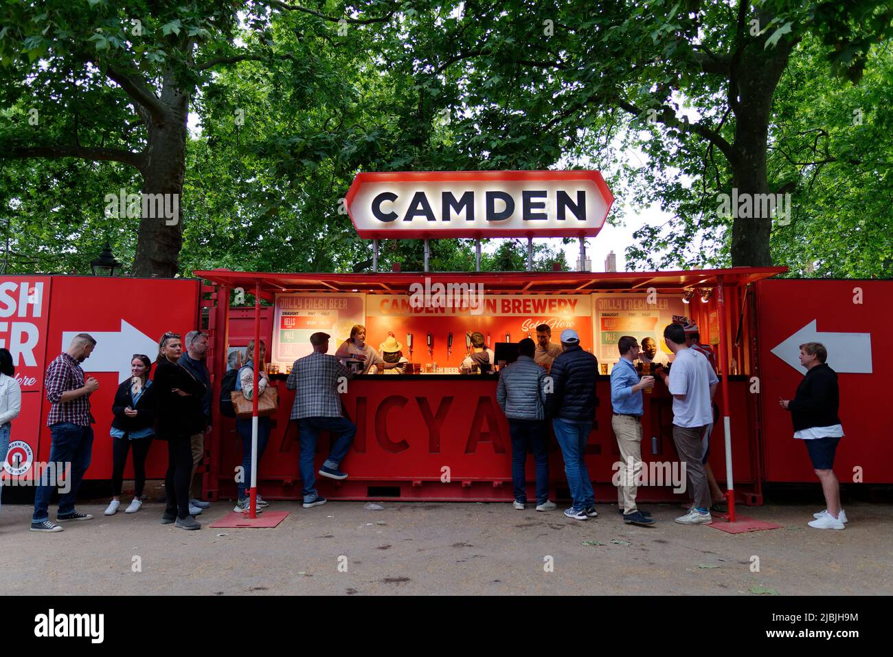 Londres, Grand Londres, Angleterre, 04 juin 2022 : concert Jubilé au centre commercial. Les gens attendent d'acheter dans une cabine de boissons rafraîchissantes de Camden. Banque D'Images