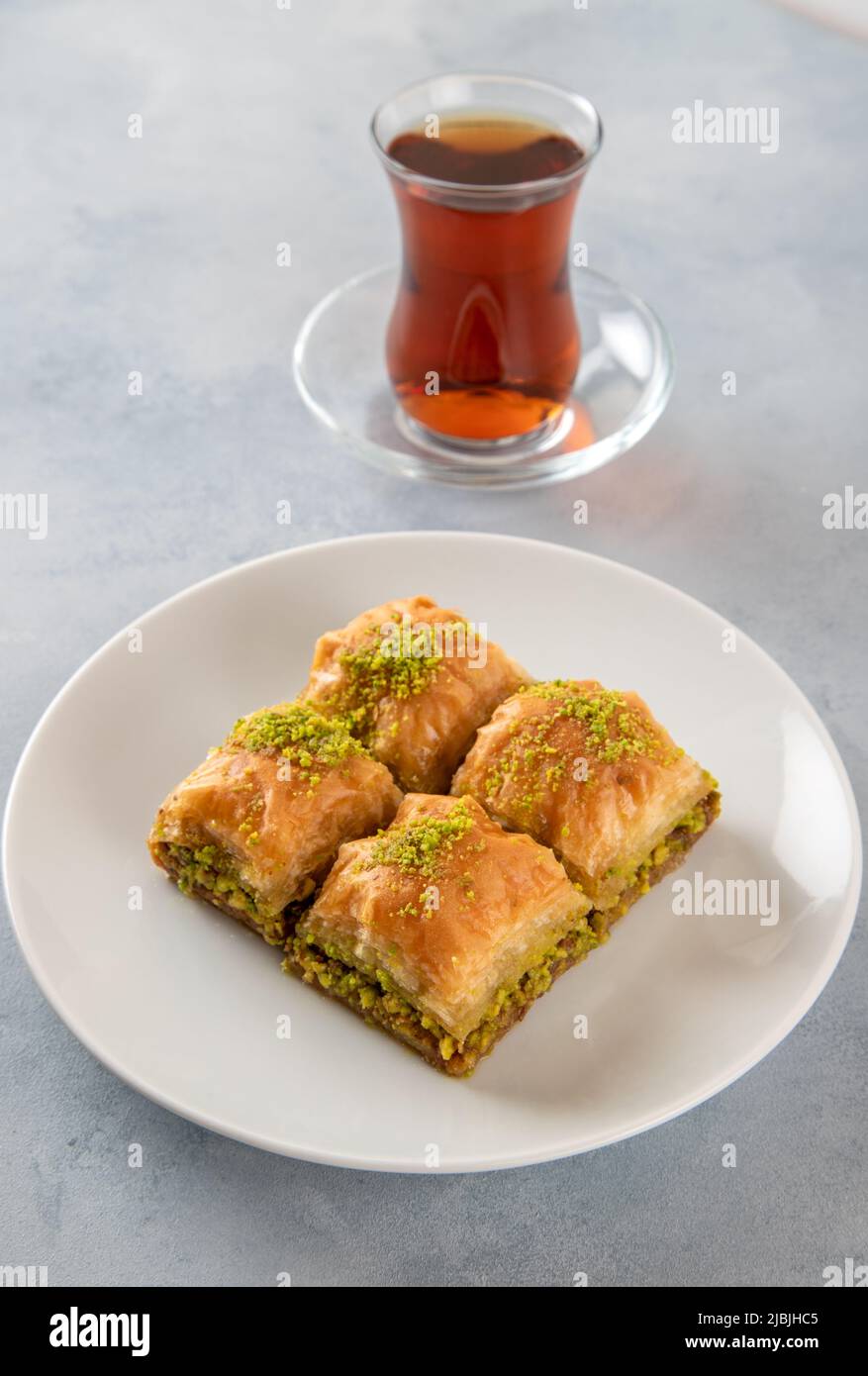 Pistache baklava sur une assiette blanche avec du thé turc Banque D'Images