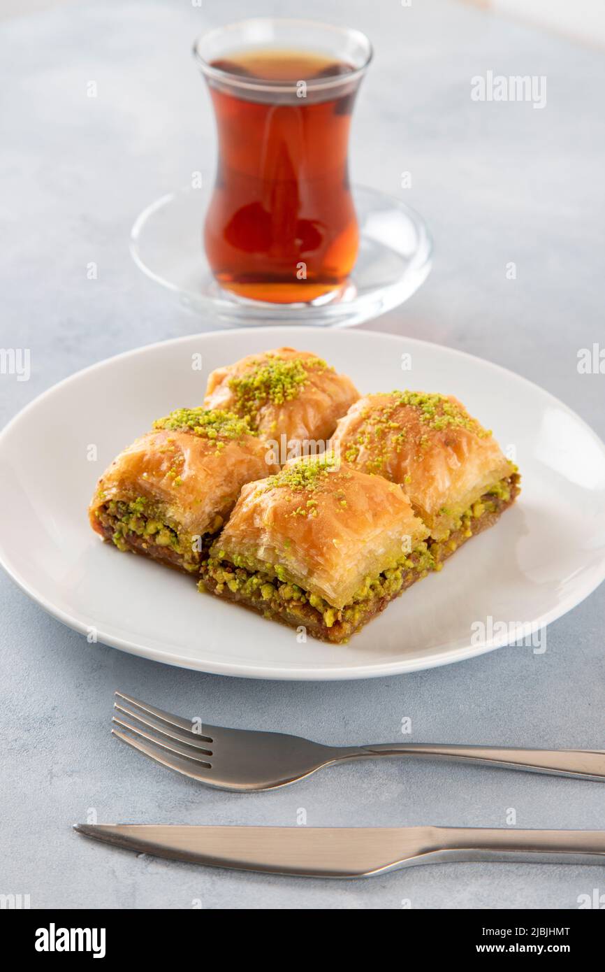 Pistache baklava sur une assiette blanche avec du thé turc Banque D'Images