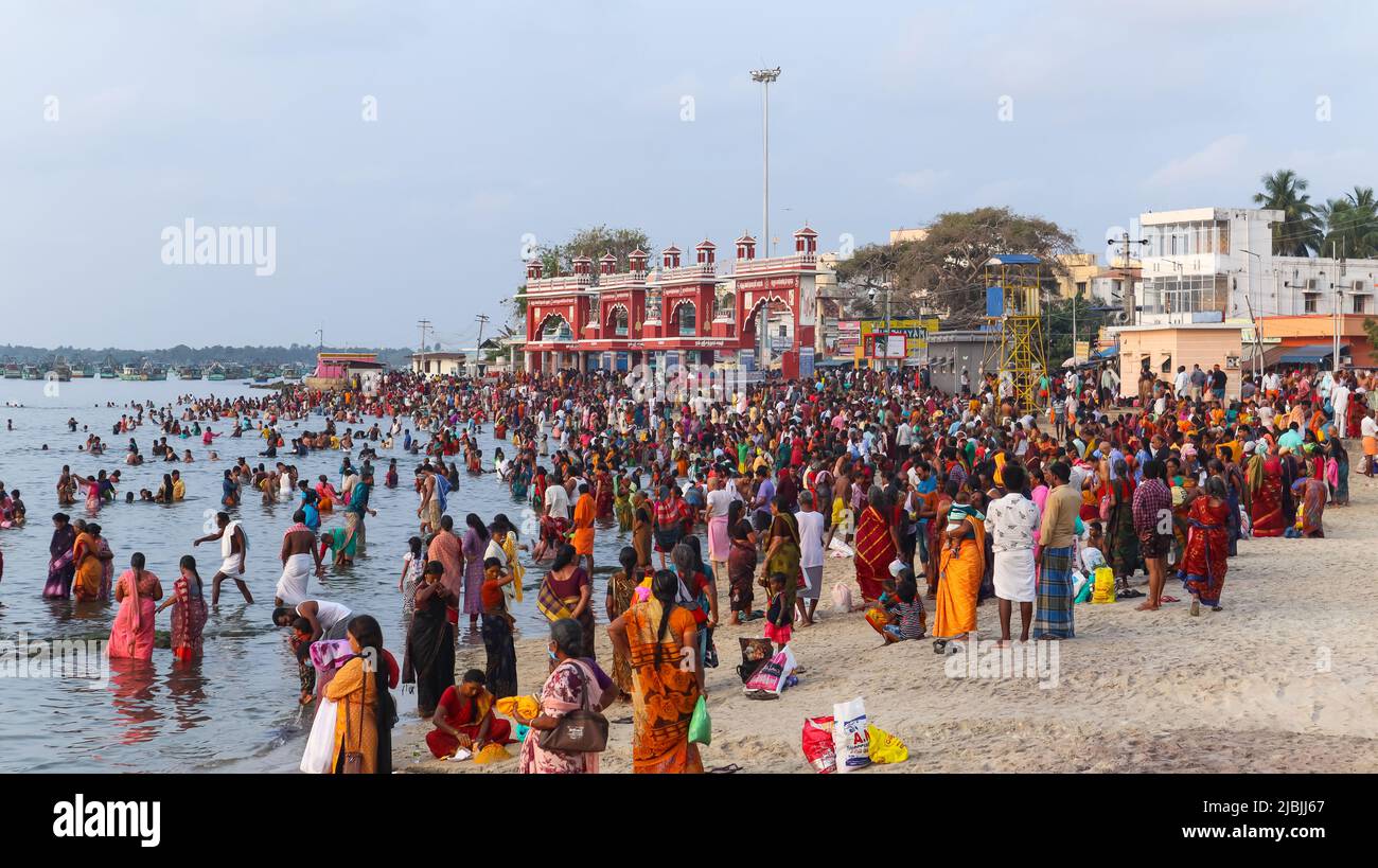 Les dévotés prennent le bain dans la mer avant d'aller au Temple à la plage de Rameswaram, Tamilnadu, Inde. Banque D'Images