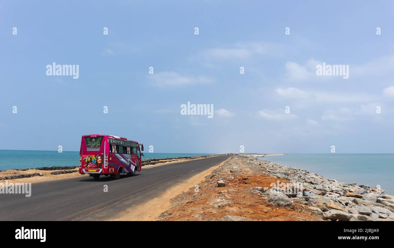 Bus touristique coloré sur la route de Dhanushkodi entre la mer, Rameswaram, Tamilnadu, Inde. Banque D'Images