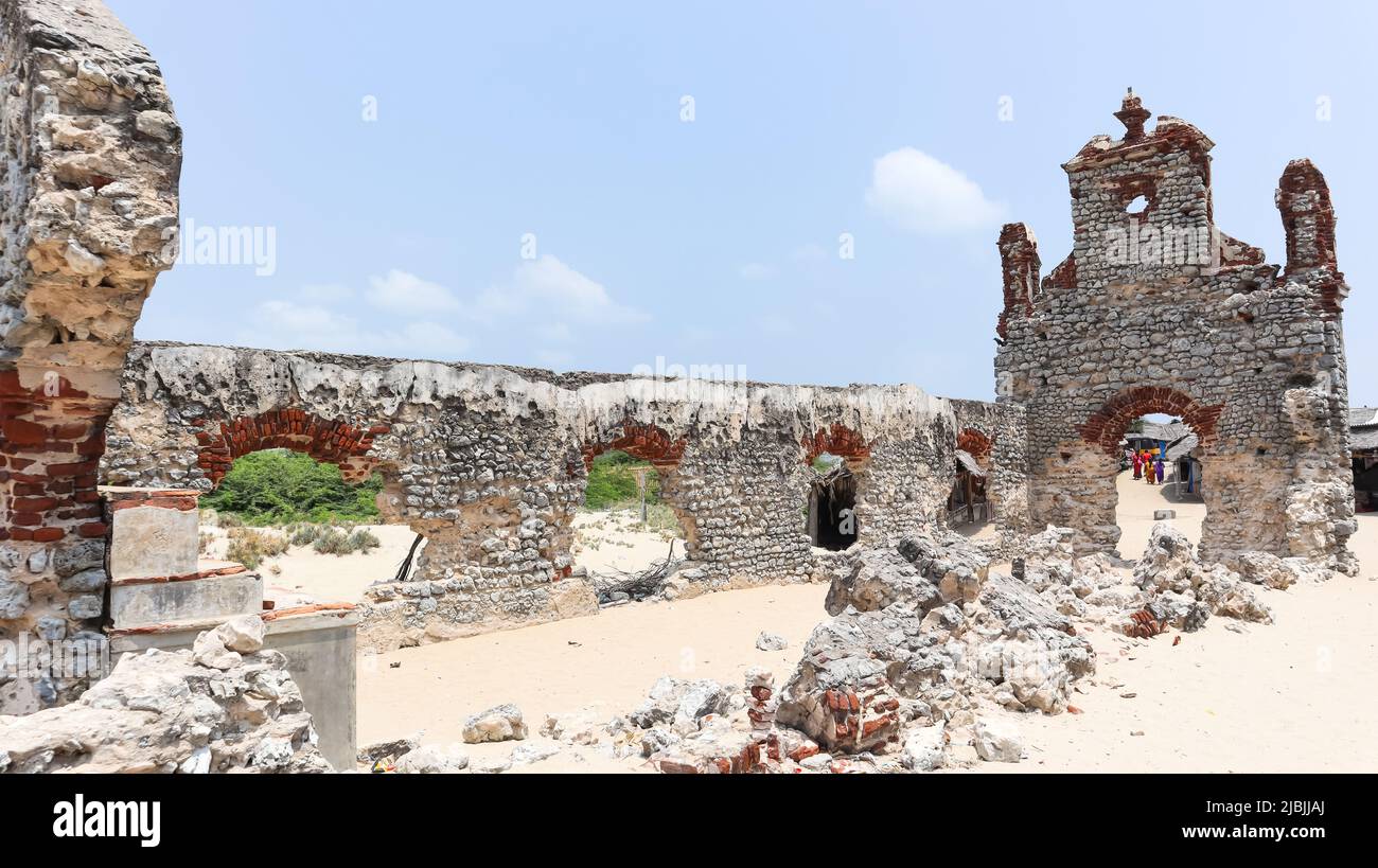 Détruit les murs tombés de l'église Saint-Antony pendant le Cyclone de Rameswaram de 1964, Dhanushkodi, Rameswaram, Tamilnadu, Inde. Banque D'Images