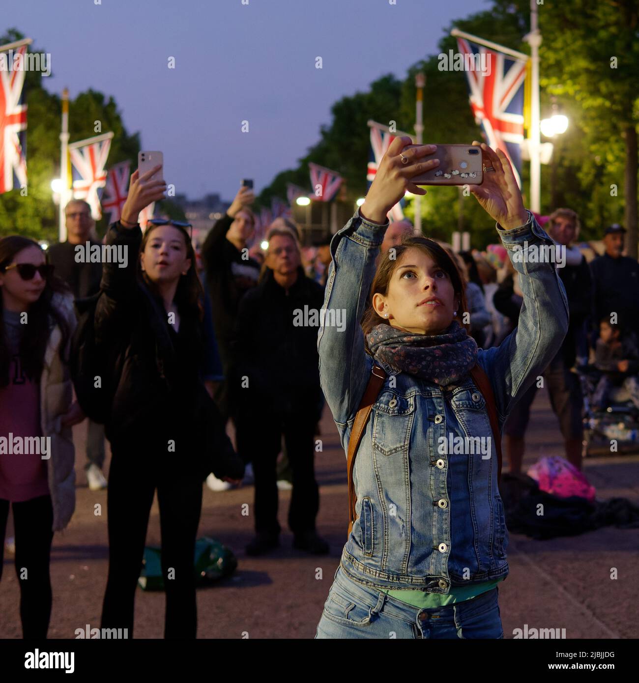 Londres, Grand Londres, Angleterre, 04 juin 2022 : concert Jubilé au centre commercial. Femme dans denin capture l'événement sur son téléphone mobile. Banque D'Images