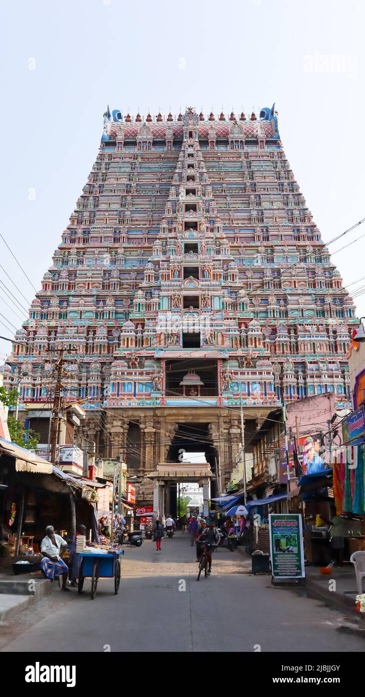 Vue arrière de Srirangam Raja Gopuram, Temple Shri Ranganatha Swamy. Le temple a été construit pour la première fois par Dharma Varma Chola au 6th siècle avant notre ère, Trichy, Tamiln Banque D'Images