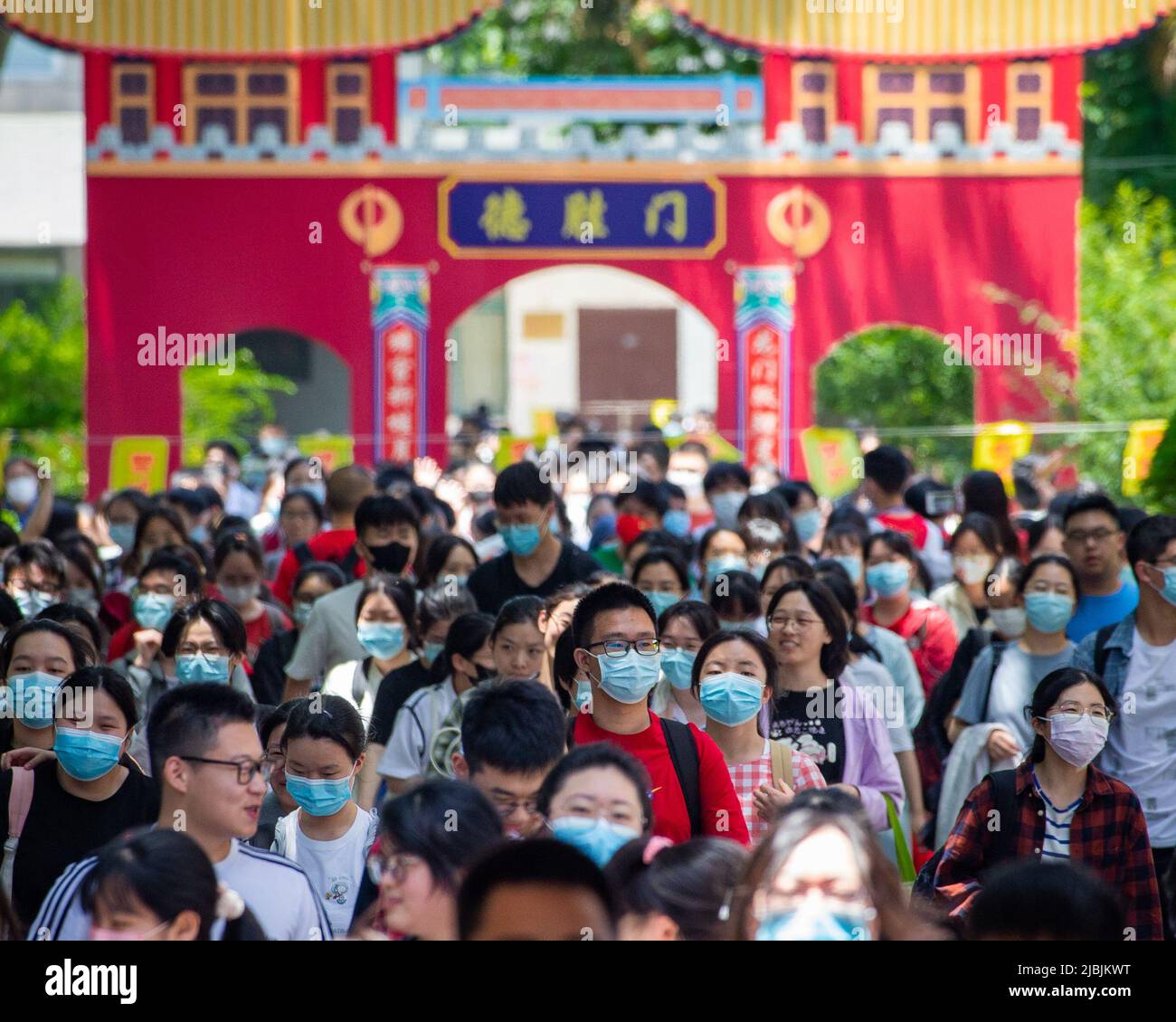 NANJING, CHINE - LE 7 JUIN 2022 - les étudiants sortent de la salle d'examen après avoir passé le premier examen du sujet de l'examen d'entrée du collège national à Banque D'Images