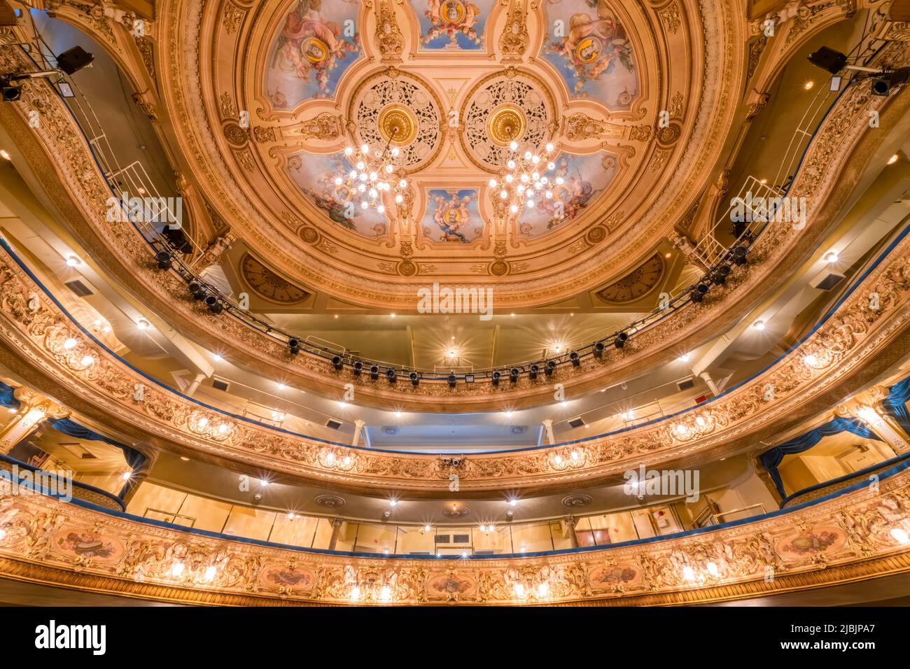 Le plafond incroyablement orné du Grand Theatre de Blackpool, Lancashire, Royaume-Uni. Le Grand Theatre a été conçu par l'architecte victorien Frank Matcham Banque D'Images