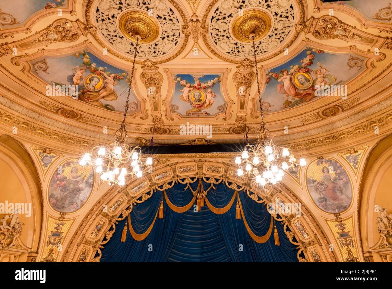 Le plafond incroyablement orné du Grand Theatre de Blackpool, Lancashire, Royaume-Uni. Le Grand Theatre a été conçu par l'architecte victorien Frank Matcham Banque D'Images