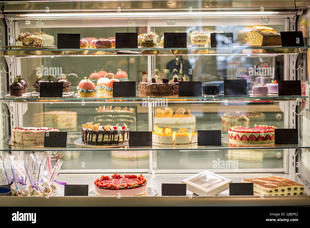 Vitrine en verre de pâtisserie avec divers gâteaux et pâtisseries Banque D'Images