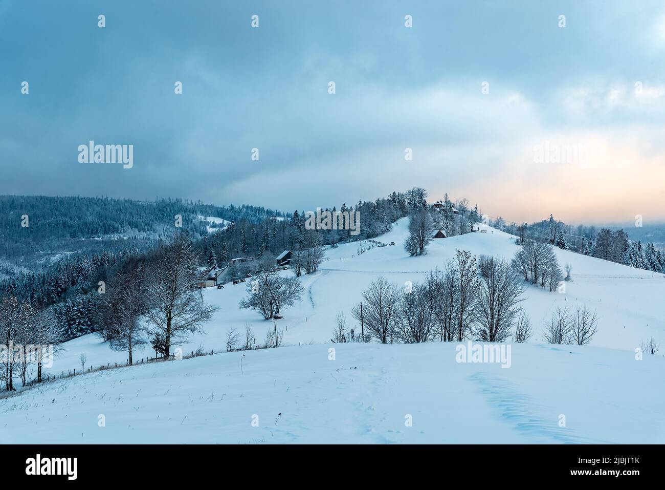 Matin de gel hivernal principalement nuageux sur Cienkow dans les montagnes de Beskid Slaski en Pologne Banque D'Images