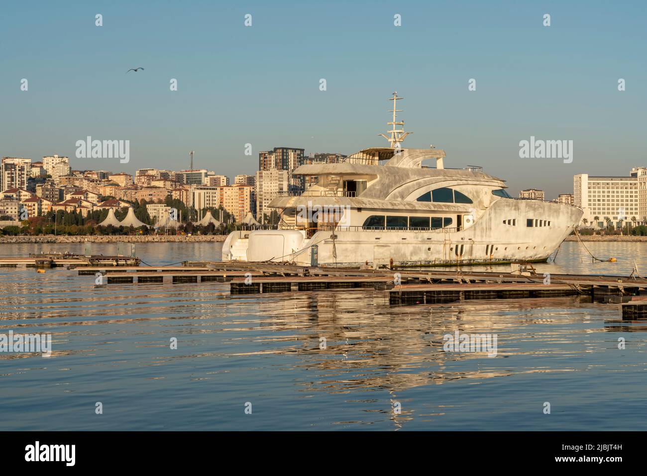 Vue sur la plage ou le port de yacht et de yacht prise de l'angle opposé avec une attention sélective. Banque D'Images