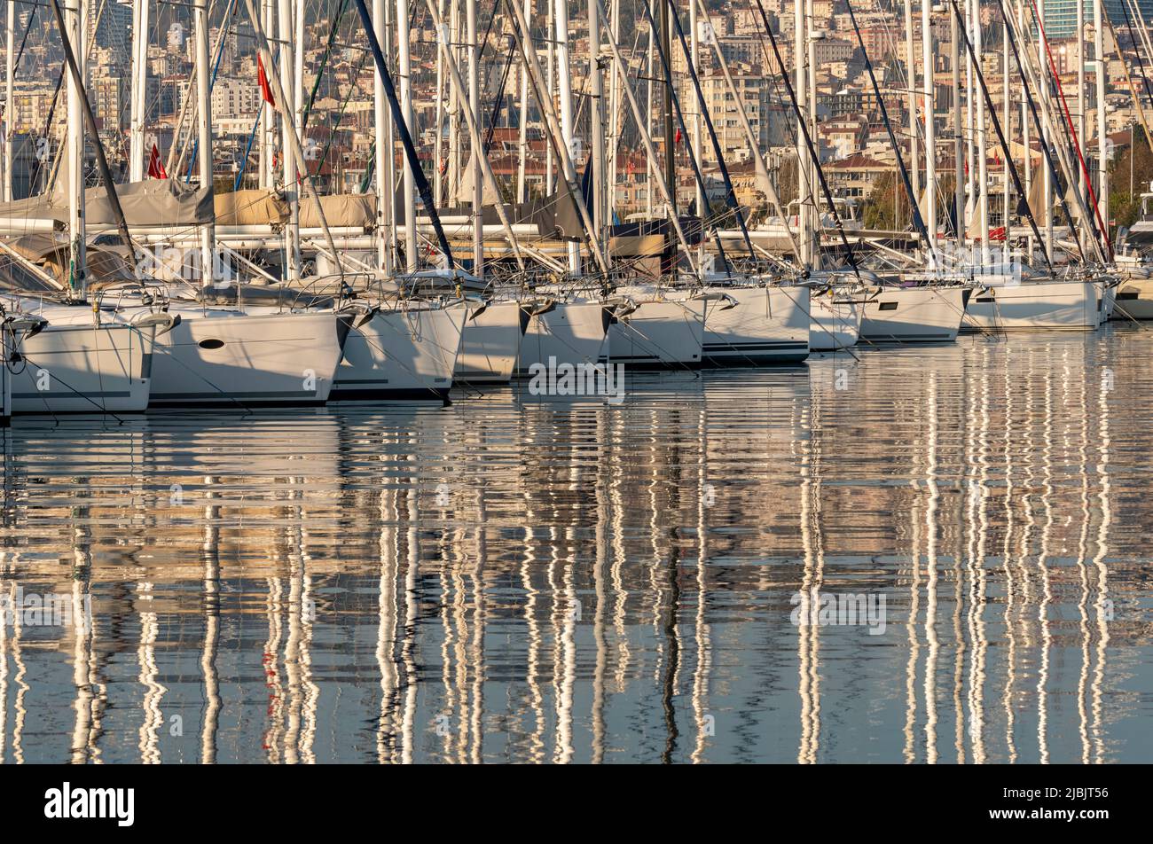 Vue contrastée de la marina et des yachts alignés côte à côte, prise de vue sélective. Banque D'Images