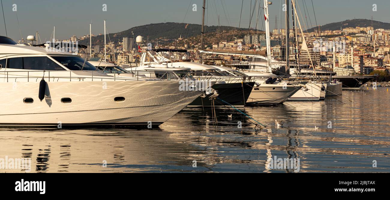 Vue rapprochée de la marina et des yachts avec attention sélective. Banque D'Images