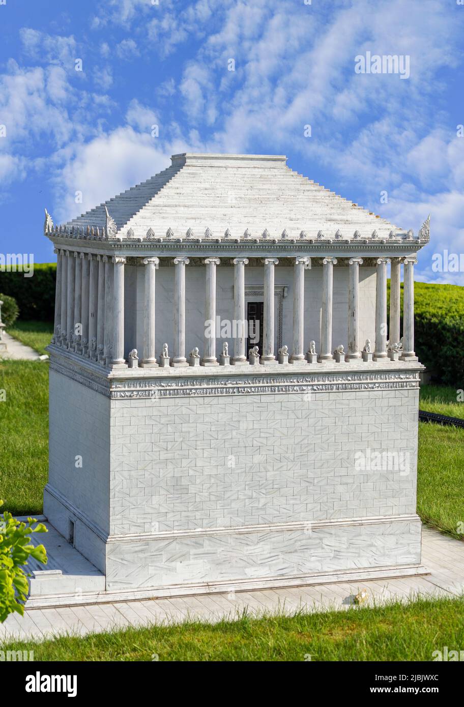 Mausolée à Halicarnassus dans le parc Miniaturk d'Istanbul, Turquie. Banque D'Images