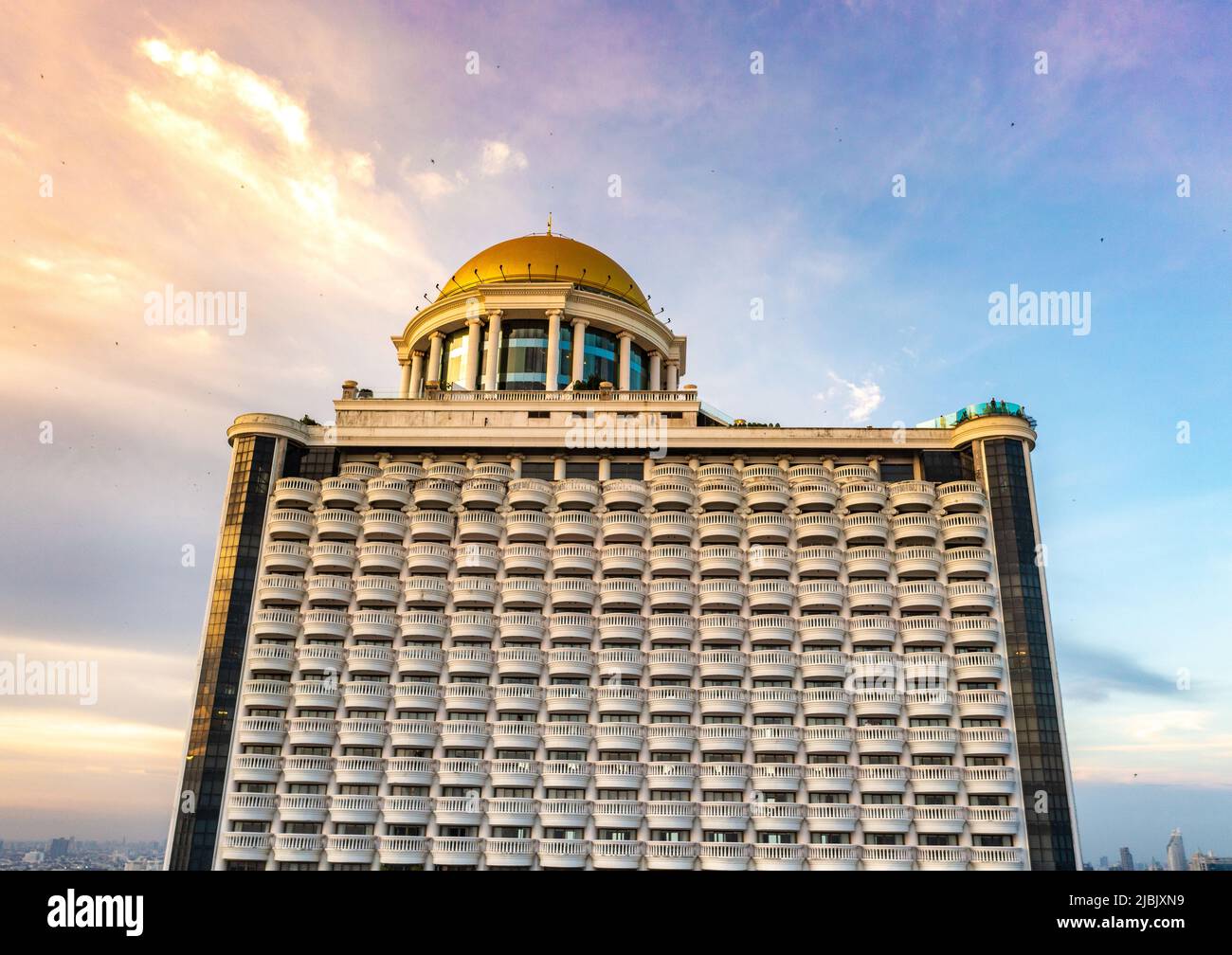 Vue aérienne du quartier de Saphan Taksin près du pont de Taksin et de la rivière Chao Phraya, Bangkok, Thaïlande Banque D'Images